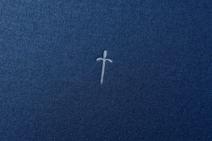 Kondolenzbuch , Auswahlmotiv kleines Kreuz in silber original Letterpress, handmade in Berlin, Teschner Werkraum Ulrich Teschner Baruther Akzidenzen