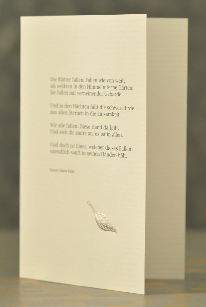 Kondolenzkarte, fallendes Blatt, Werkraum Berlin, Baruther Akzidenzen, weiß gerippter Karton, Blatt, silbern, original Letterpress, Ulrich Teschner