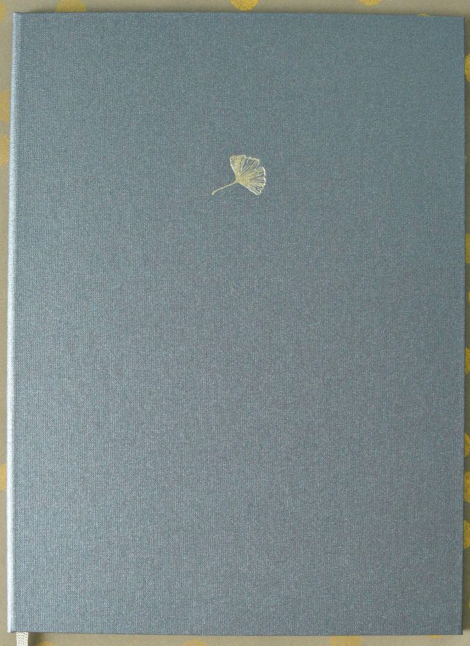 Kondolenzbuch brilliantblau, Motiv Gingkoblatt, Teschner Werkraum Berlin, Baruther Akzidenzen, Ulrich Teschner