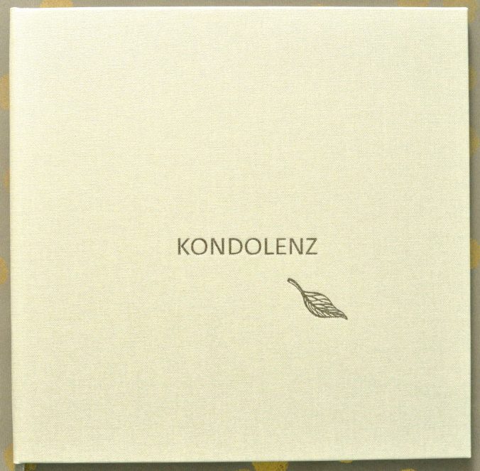Kondolenzbuch brilliantsilberweiss, Motiv Blatt, Teschner Werkraum Berlin, Baruther Akzidenzen, Ulrich Teschner