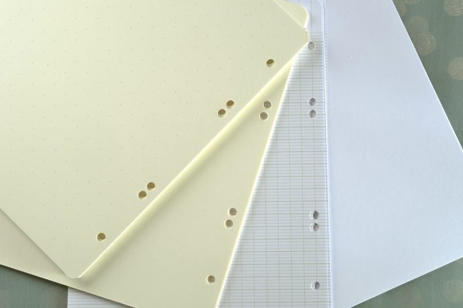 Ringbuchpapier, Papier zum Nachfüllen, A5-Ringbücher, Bulletjournal, sechs Löcher, Punktraster, cremefarben, weiß, liniert, französische Séyès-Lineatur von Teschner-Werkraum Berlin